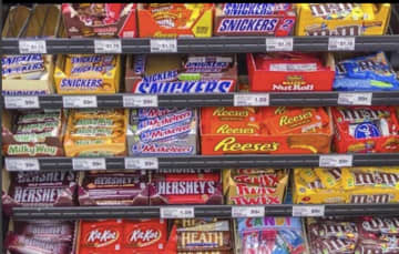 A man who stole candy bars was arrested in Bloomingdale.