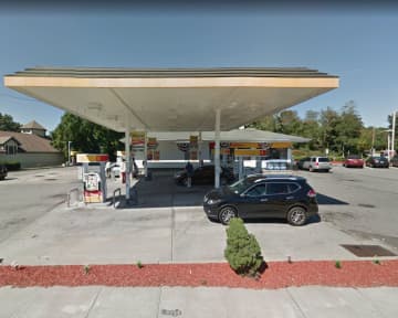 The chase began at the Shell gas station on East Main Street in Yorktown.