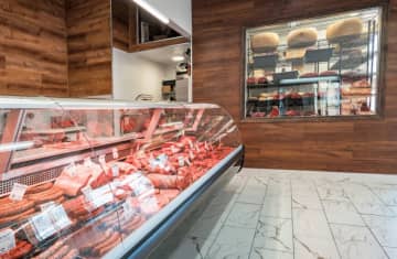 Epidemiologic and laboratory evidence indicates that meats and cheeses sliced at deli counters might be contaminated with Listeria monocytogenes and could make people sick, the CDC said.