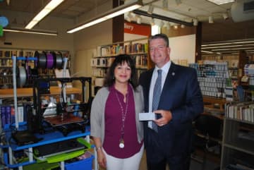 Library Director Yvonne Cech presented State Sen. Terrence Murphy with a plaque made with the printer.