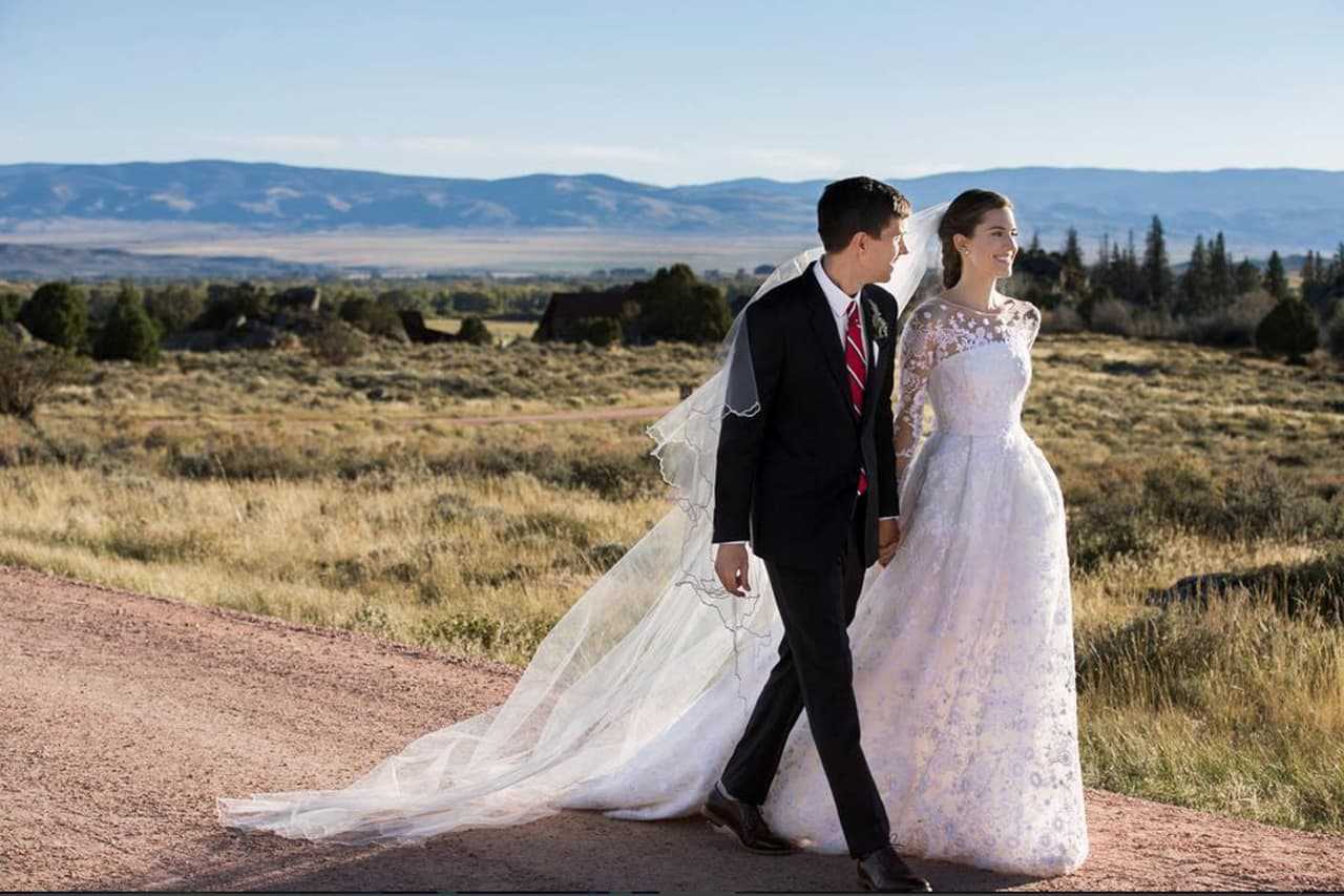 Actress Allison Williams with her new husband, entrepreneur Ricky Van Veen.