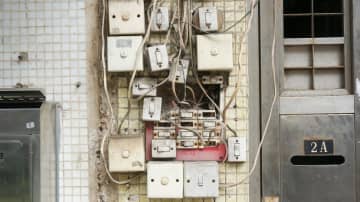 Risky electrical wiring (photo illustration)