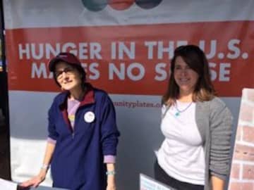 Hillary Gibson and Kate Albrecht — Community Plates volunteers