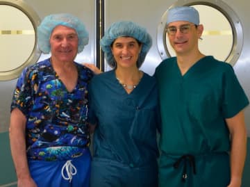 From left, Dr. Lee Eisenberg, Dr. Robin Brody, and Dr. Dan Grinberg volunteer at a facility. 