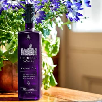 The bottle's shape invokes the symbol of the main tower at Highclere.  At the same time, the deep purple glass recognizes the family’s heritage while capturing the brand’s premium qualities.