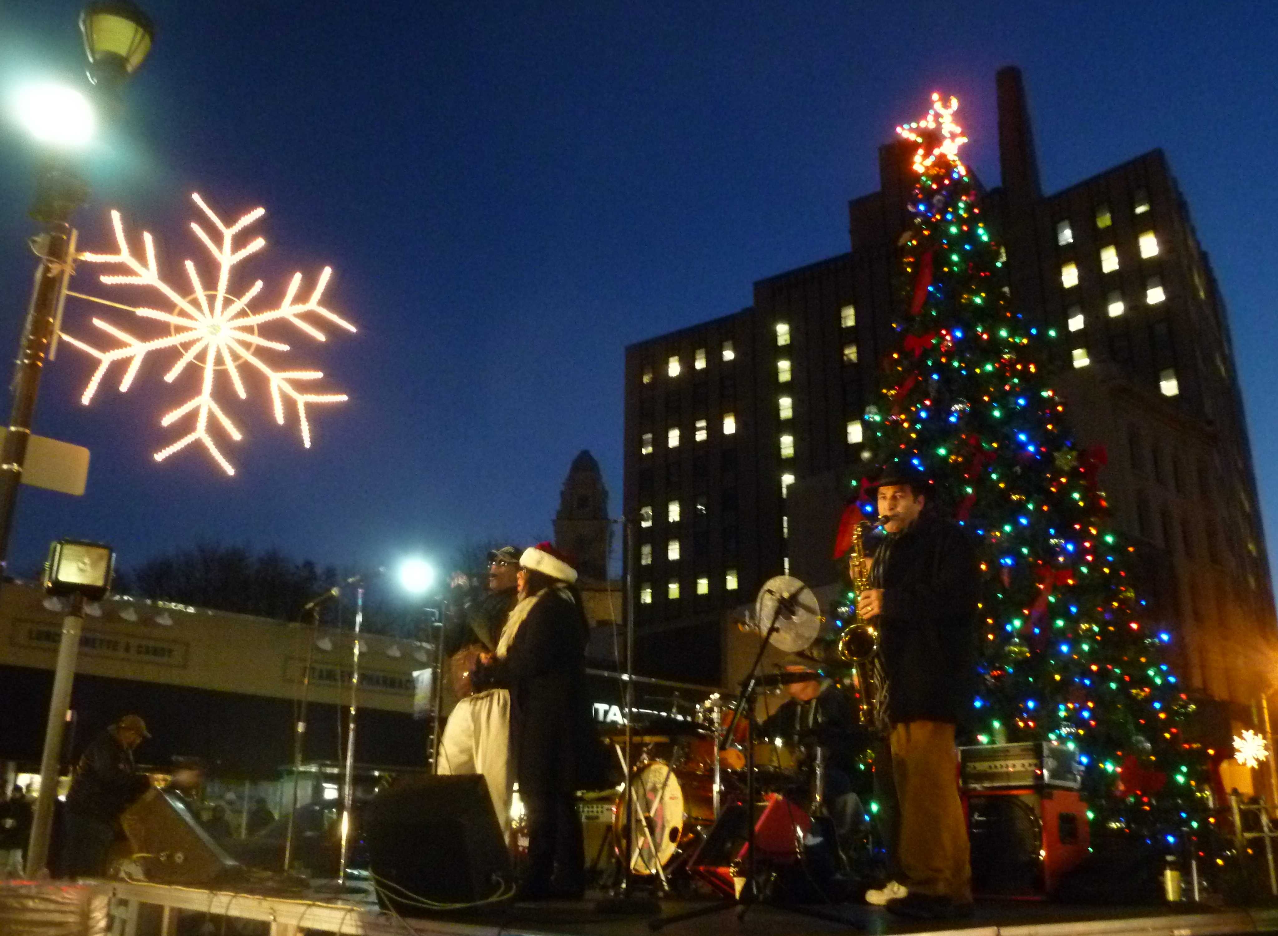 New York kicks off festive season with lighting of tree